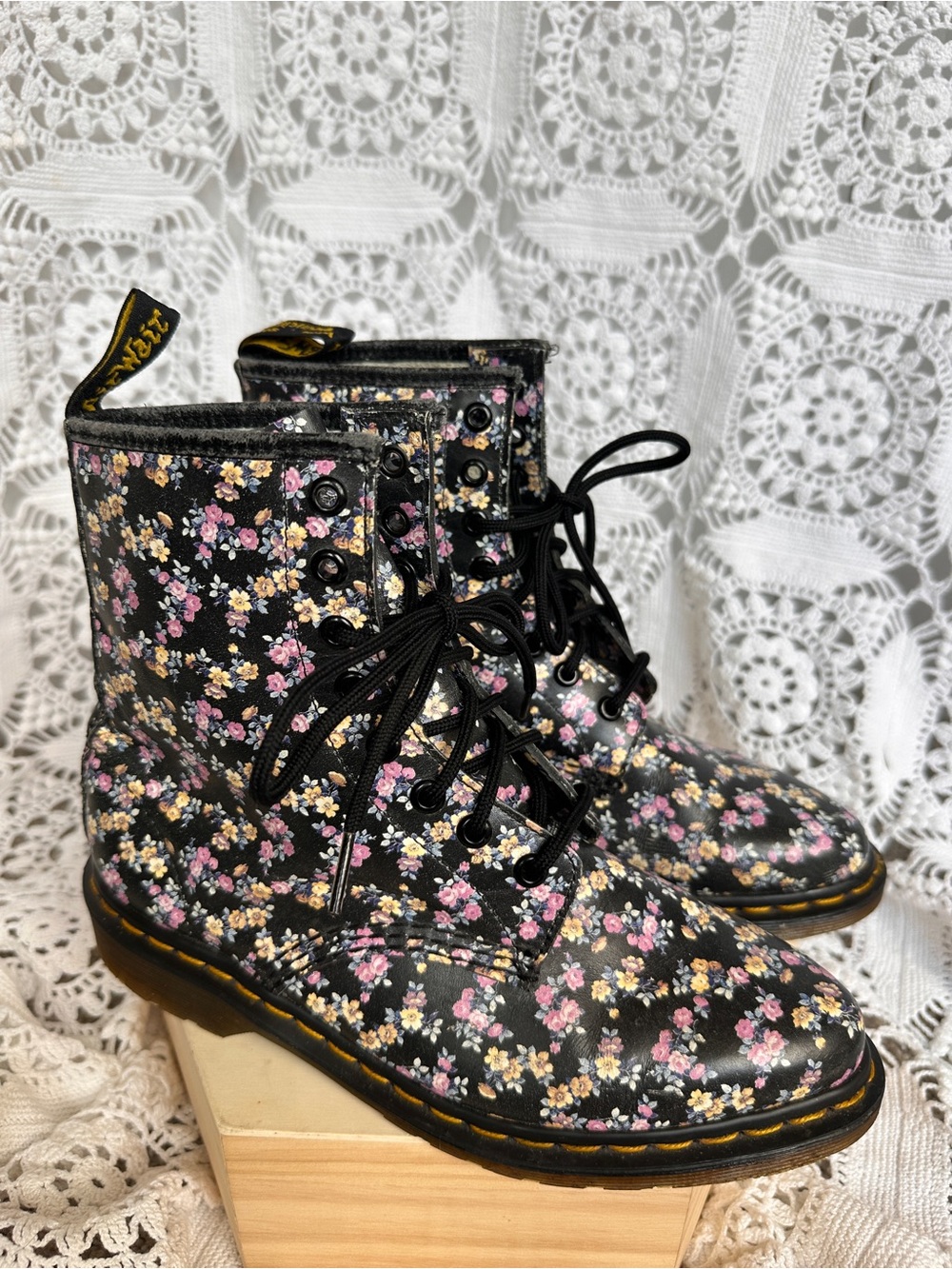 Rare Dr. Martens Lottie Floral Boots Women's Size 7 Discontinued Pointed Toe